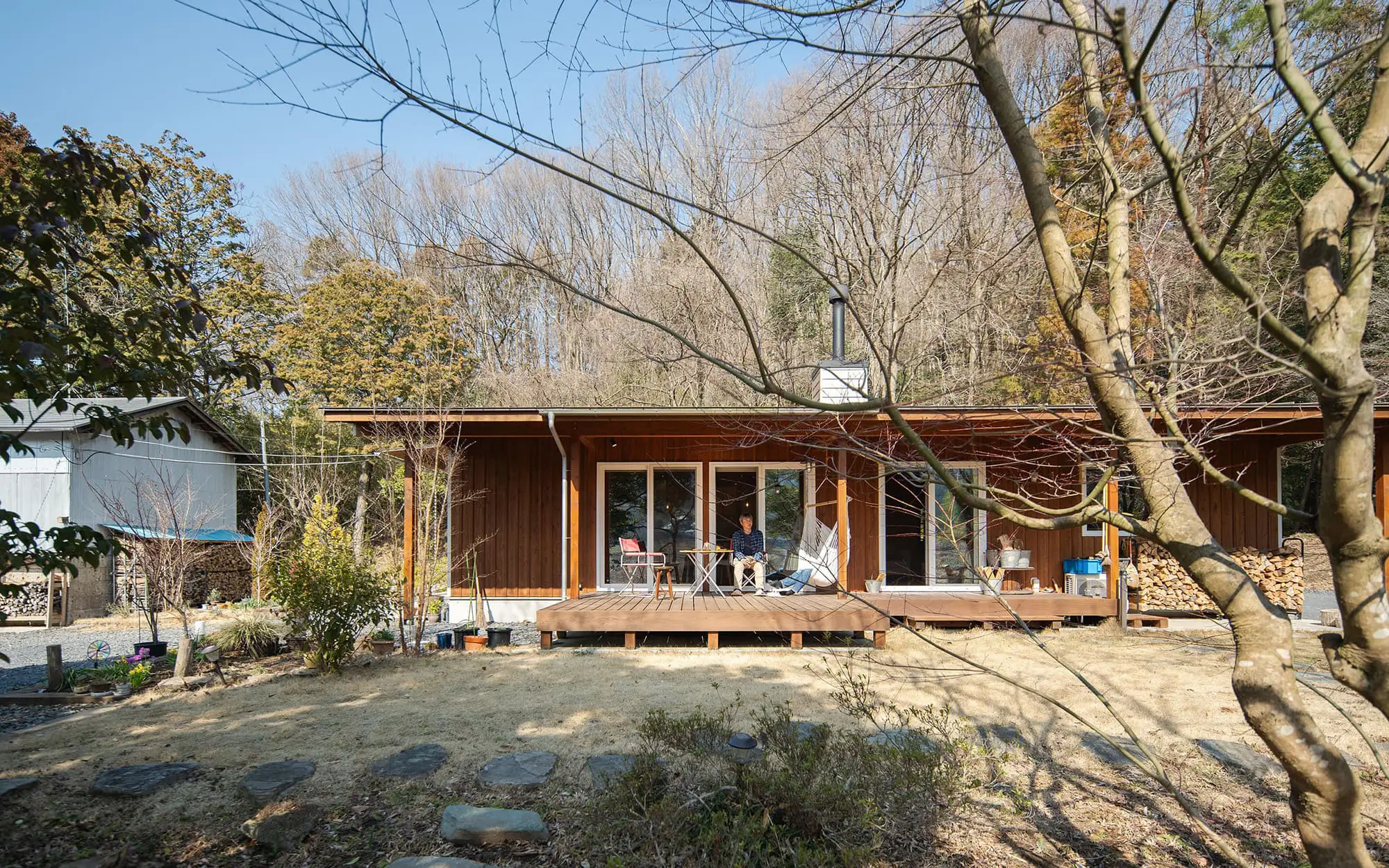 里山の風景に溶け込む、大らかな平屋暮らし